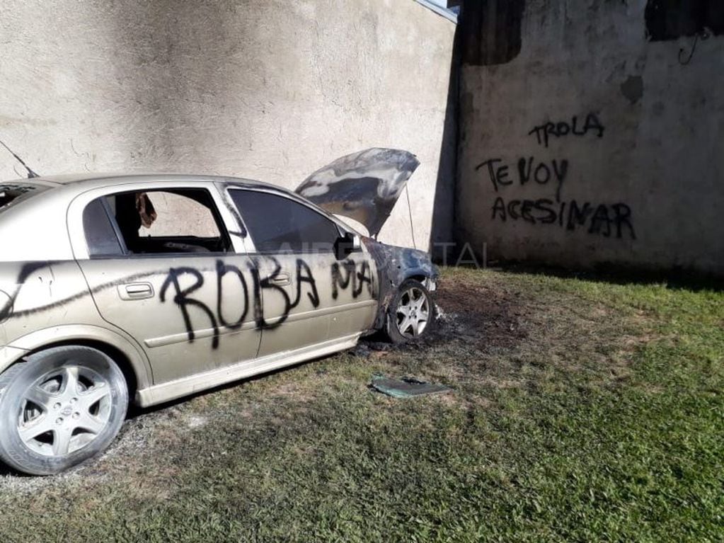 Auto quemado en la ciudad de Santa Fe. (Aire Digital)