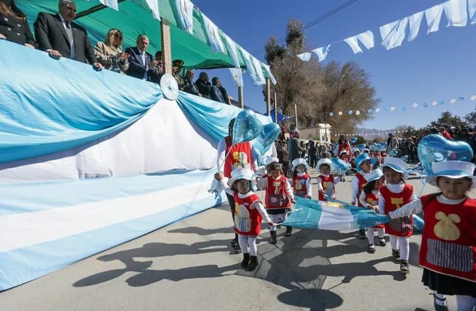 El desfile cívico militar en Humahuaca convocó a mucho público que adhirió a la celebración patria.