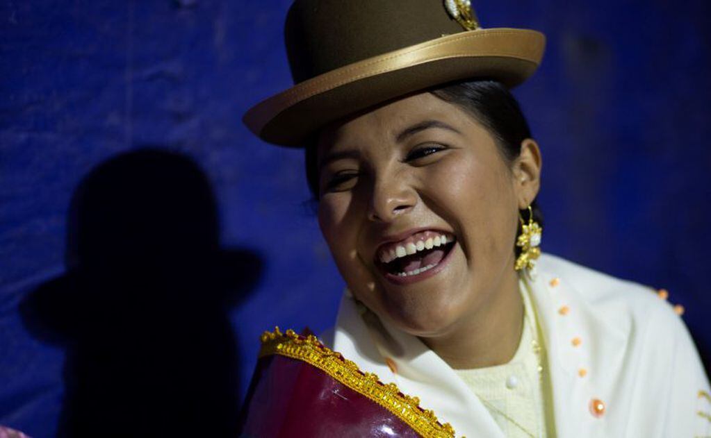 Una joven aymara sonríe mientras espera para ascender a la pasarela de "Cholita Paceña 2019", concurso anual que reconoce la moda y belleza de las mujeres indígenas. ( AP Photo/Juan Karita)