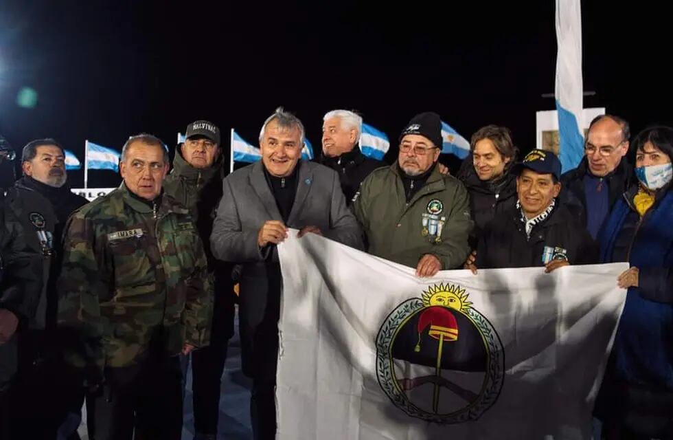 El gobernador Morales entregó una Bandera de la Libertad Civil a los veteranos de guerra congregados en Tierra del Fuego para la vigilia por el 2 de Abril.