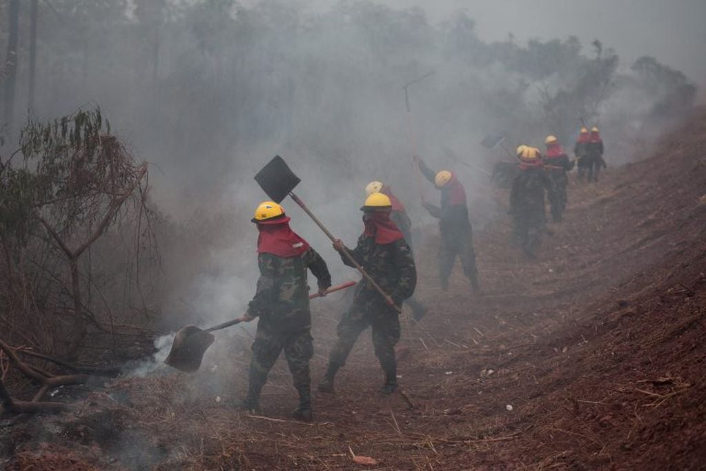 En distintos puntos de la región de la Chuiquitanía, en territorio boliviano, continúan trabajando los bomberos para apagar las llamas. Tres de ellos perdieron la vida este sábado, después de haber prestado servicio varios días. en el frente de lucha contra el fuego. Foto: Gaston Brito/dpa