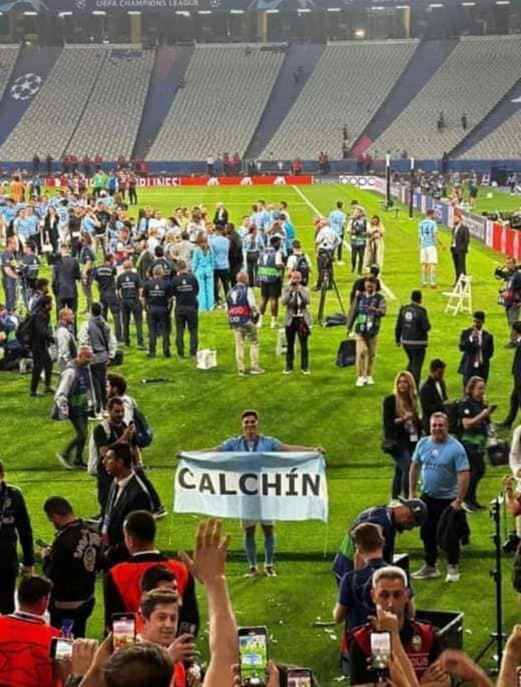 El cordobés desplegó una bandera recordando a su pueblo natal tras la consagración en la Champions League.