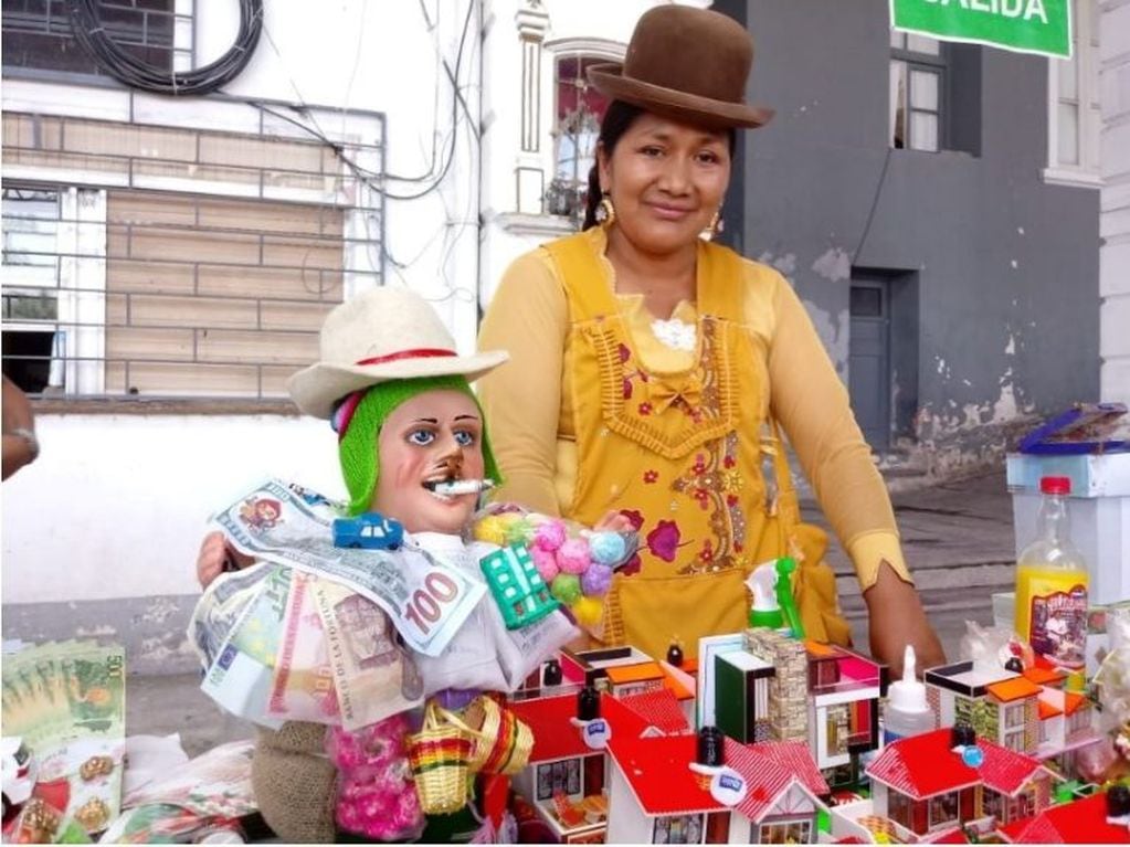 El ekeko, con un cigarrillo en la boca y todas sus pertenencias a cuestas, para agradecer su prosperidad a la Pachamama.
