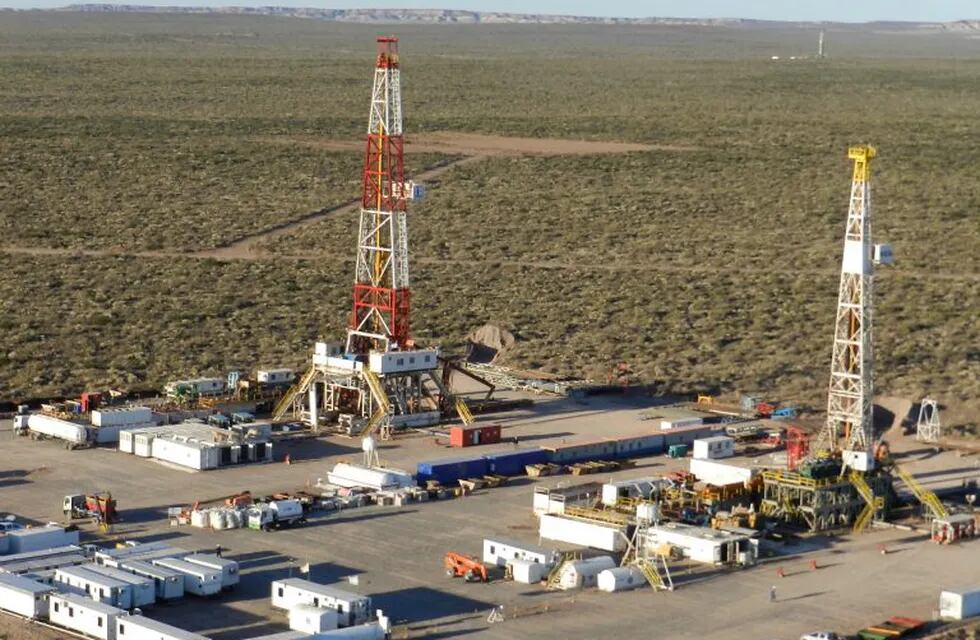 Un pozo de YPF en actividad de Loma Campana.