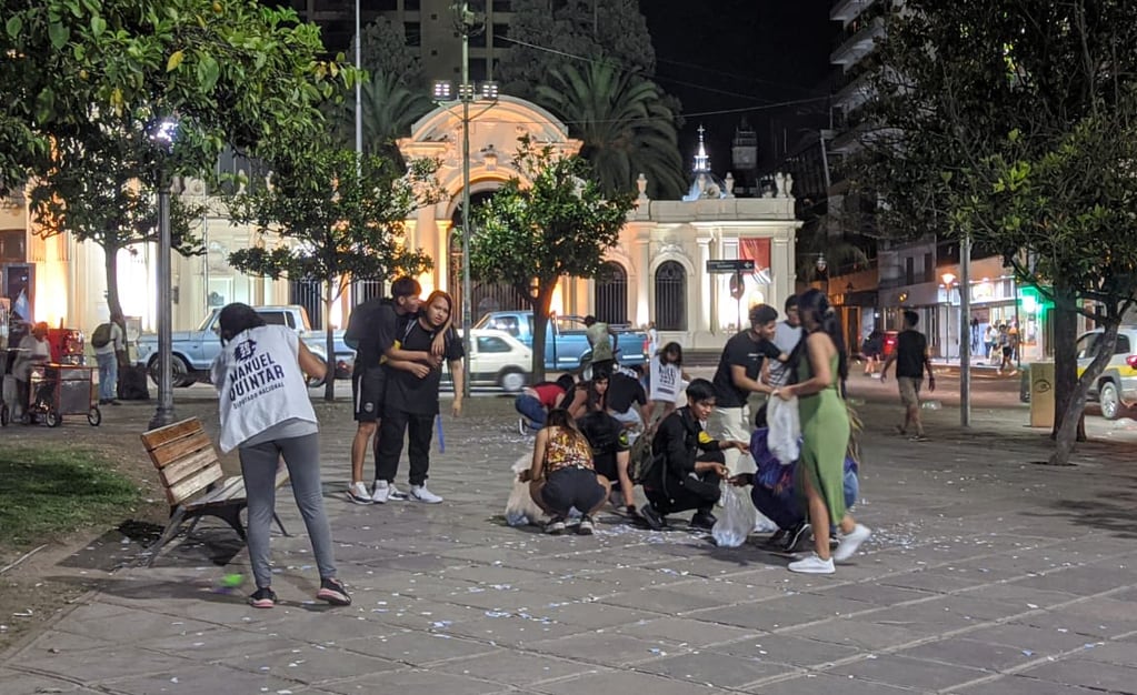 Militantes de La Libertad Avanza limpiaron la plaza Belgrano de San Salvador de Jujuy, tras los festejos por el triunfo de Javier Milei este domingo 19 de noviembre.