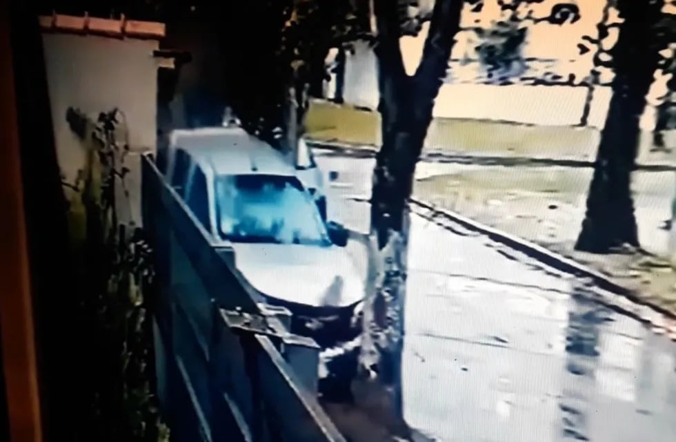 El joven de 25 años embistió a los delincuentes con su camioneta y luego chocó en Juez Zuviría al 200. (MPA)