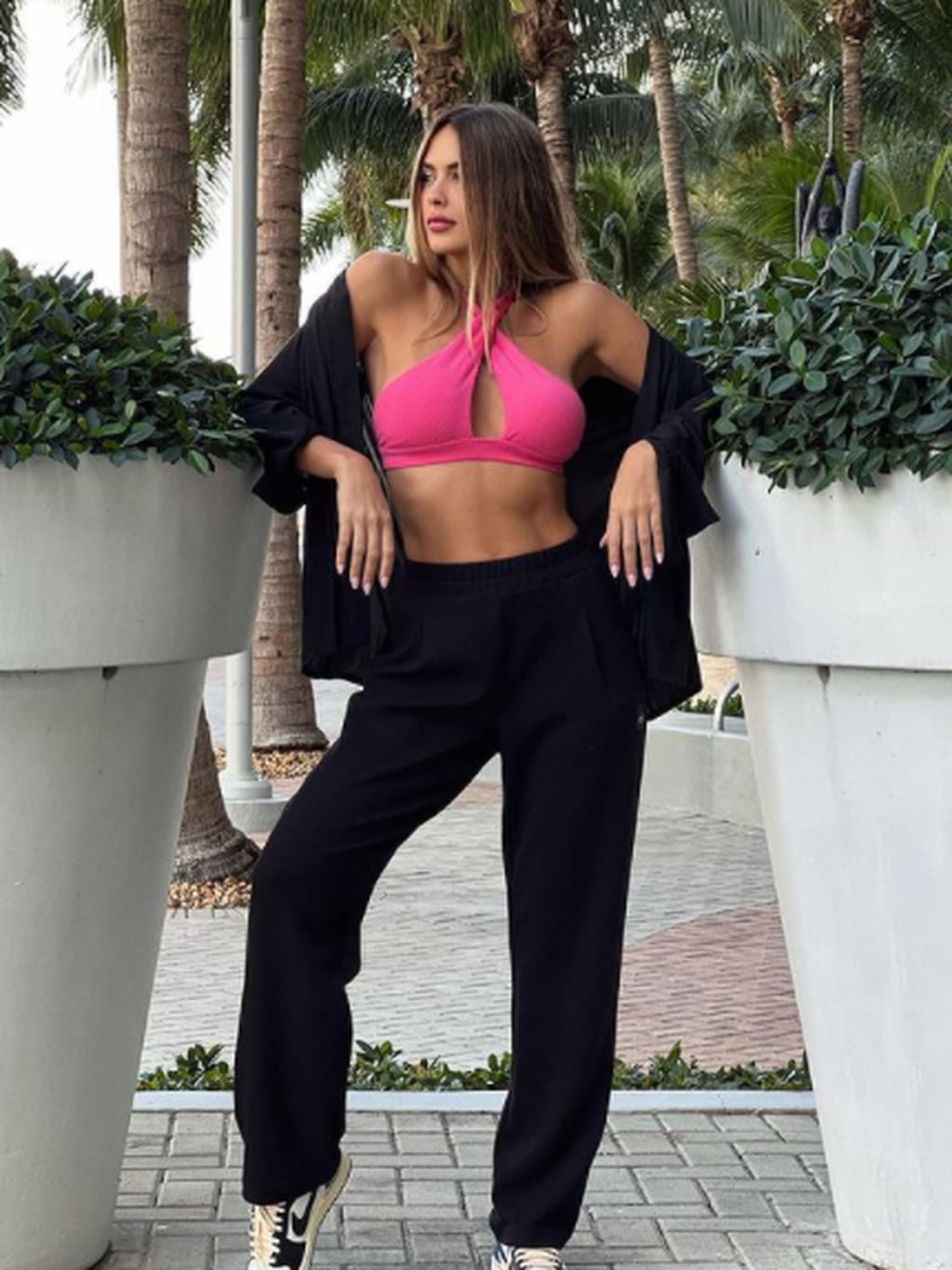 Shannon de Lima modelando para la marca deportiva Alo Yoga.