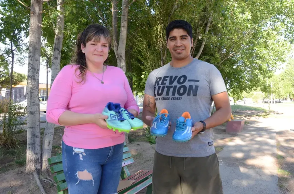 Johana y José "Pepe", creadores de Botines mágicos, el proyecto solidario que dona zapatillas de fútbol.