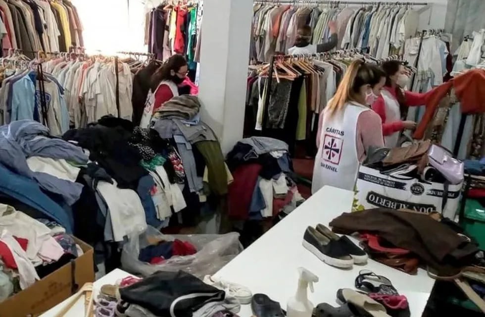 Feria de ropa en Cáritas San Rafael.