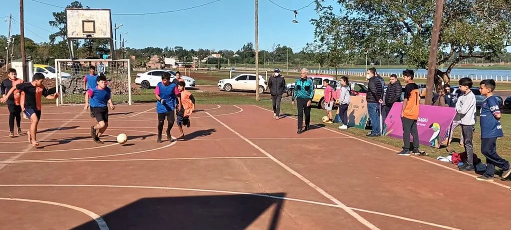 En el Barrio Manantiales de Posadas se realizó un torneo interbarrial de fútbol mixto