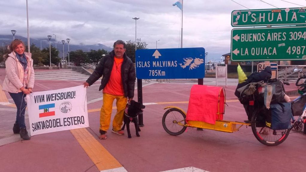 Jorge Gómez, con 57 años recorre el país y lo recibe su esposa en Ushuaia.