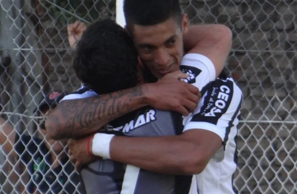 El goleador Pablo Palacios Alvarenga, y su festejo luego de lograr la victoria por 2-0 de Gimnasia ante Juventud en San Luis.