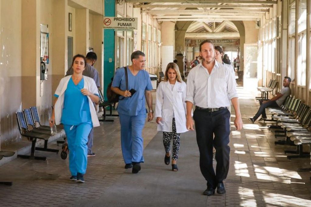 Dr. Roberto Martín Piaggio junto a médicos de Gualeguaychú
Crédito: H-C
