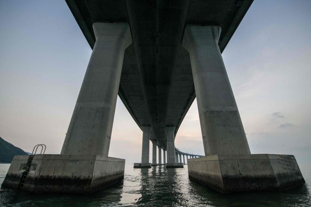 Vista del puente más largo del mundo, que une Hong Kong, Zhuhai y Macau. Crédito: Photo by Anthony WALLACE / AFP.