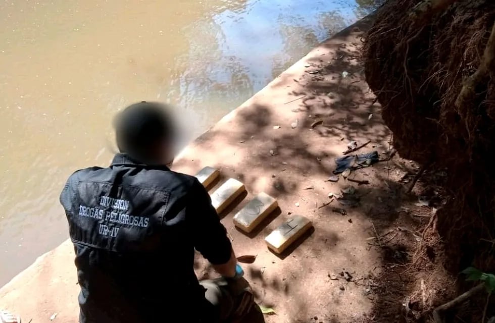 Abandonaron droga en cercanías al Arroyo Garuhapé. Policía de Misiones