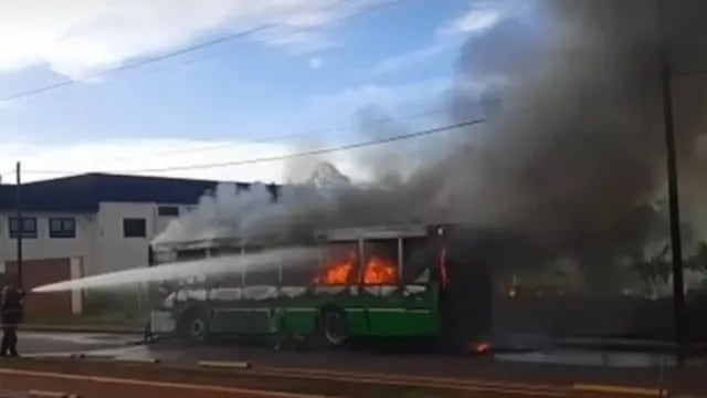 Posadas: incendio consumió un colectivo urbano