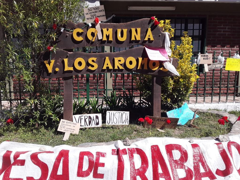 Organizaciones de Derechos Humanos y vecinos de la zona dejaron carteles de repudio frente a la comuna.