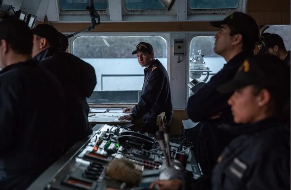 La tripulación observa la navegación Fuente: LA NACION - Crédito: Santiago Filipuzzi / Enviado Especial.