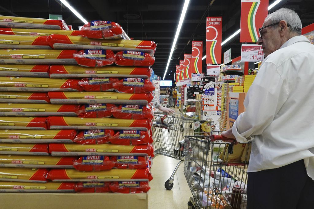 Los paquetes de pasta en un supermercado cuestan 30 centavos de euro. (AP Foto/Luca Bruno, File)