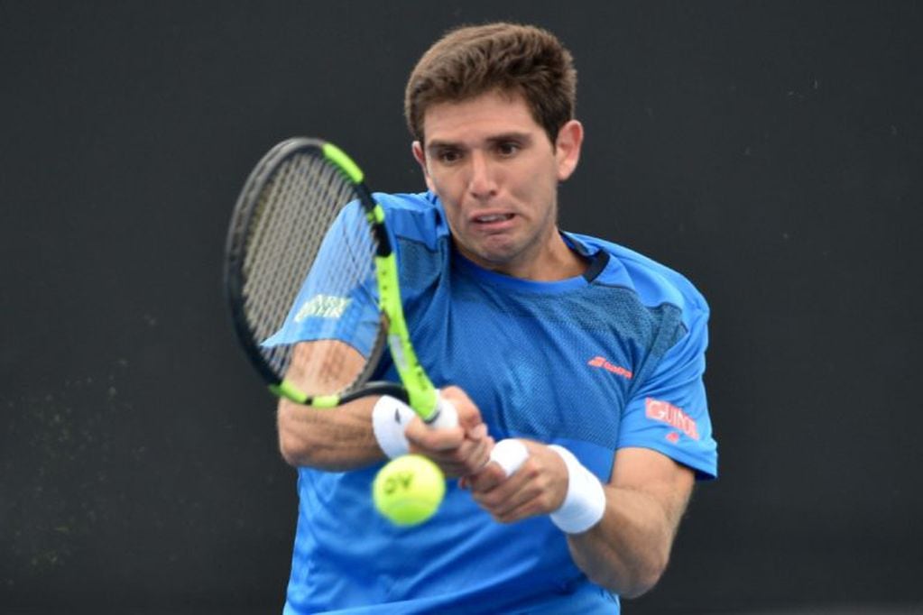 Argentina's Federico Delbonis hits a return against Luxembourg's Gilles Muller during their men's singles first round match on day one of the Australian Open tennis tournament in Melbourne on January 15, 2018. / AFP PHOTO / PETER PARKS / -- IMAGE RESTRICTED TO EDITORIAL USE - STRICTLY NO COMMERCIAL USE --