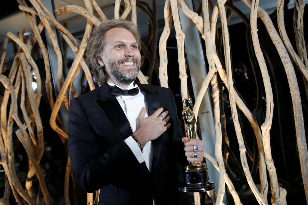 Florian Zeller sostiene el Oscar a mejor guion adaptado por "The Father". (AP)