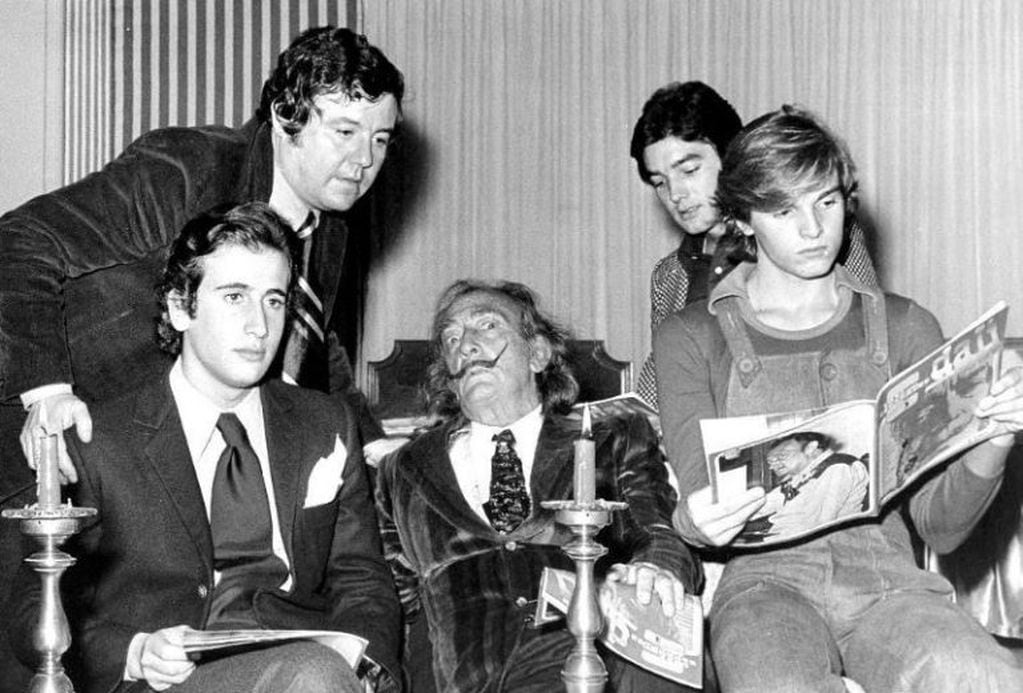 Camilo Sesto (derecha, fondo) junto al pintor Salvador Dalí, el cantante Miguel Bosé, el periodista Antonio D. Olano y el nieto de Franco, Francis Franco (Foto: El Mundo)