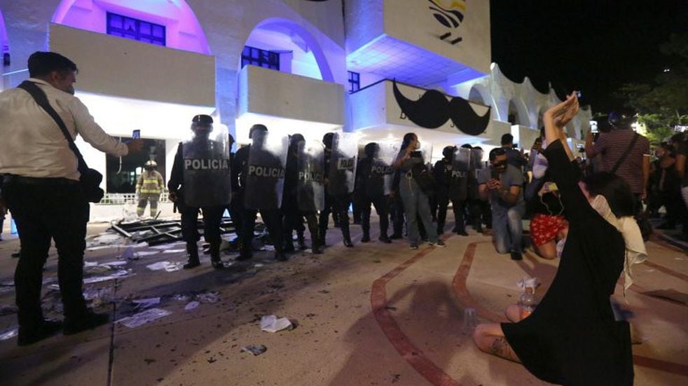 Investigan a la policía de Cancún por disparos en una protesta feminista. (EFE)