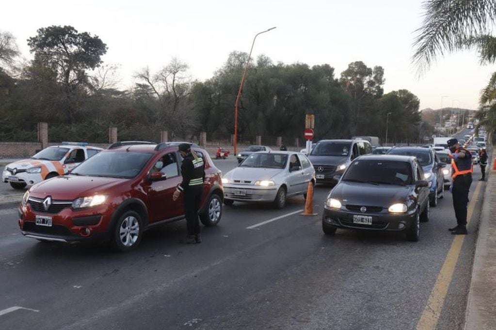 Controles  vehiculares en los diferentes ingresos de Carlos Paz. (Foto: prensa municipal).