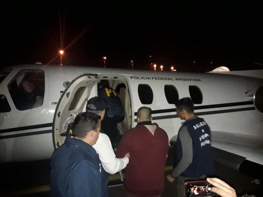 José "Cebolla" Navarro sube al avión que lo regresó al país.