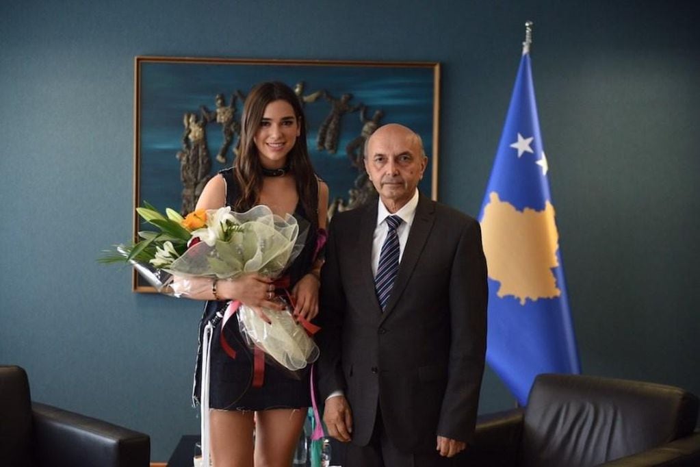 El primer ministro de la República de Kosovo, Isa Mustafa, recibió a Dua Lipa en agosto de 2016. La reconoció por sus logros y por ser una imagen positiva del país. (Oficina del Primer Ministro de Kosovo.