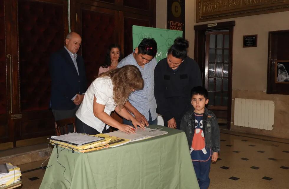 En el Teatro Colón se realizó el acto de toma de firmas para escrituras.