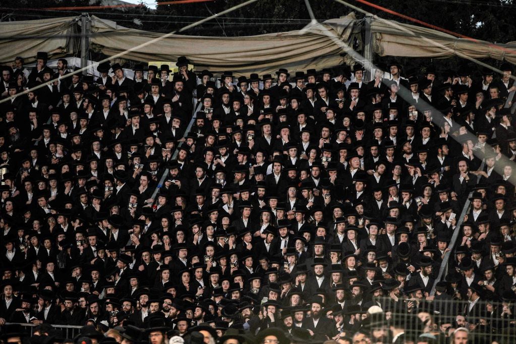 Judíos ultra ortodoxos se reúnen en la tumba de Rabí Shimon Bar en el Monte Verón