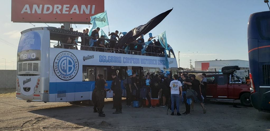 El plantel de Belgrano ya se subió al colectivo e inicia la vuelta olímpica por la Circunvalación. Una multitud lo espera. (Javier Ferreyra / La Voz)