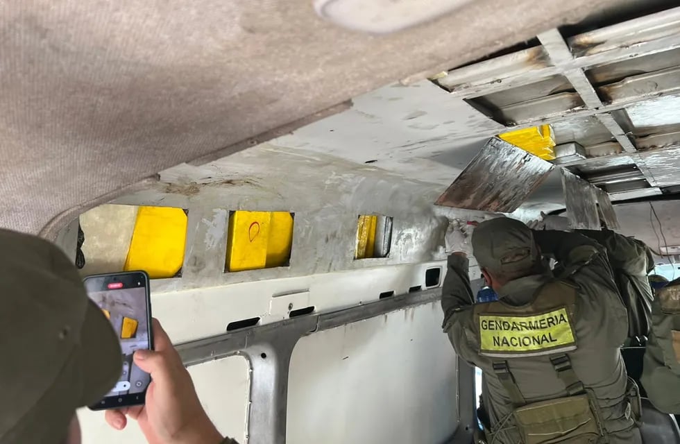 Todo el techo del vehículo había sido específicamente acondicionado para ocultar los paquetes de cocaína.