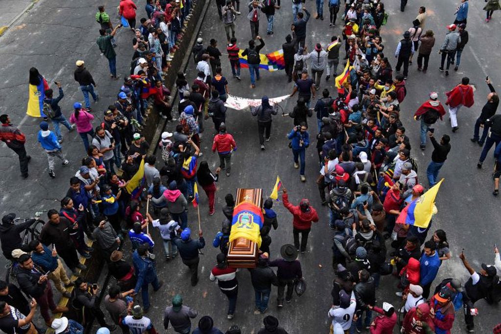 Los indígenas llevan el ataúd de su difunto líder Inocencio Tucumbi, asesinado durante los enfrentamientos en la capital en la víspera, frente a la Casa de la Cultura en Quito el 10 de octubre de 2019. Crédito: Martin BERNETTI / AFP.
