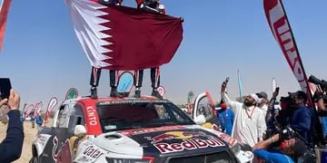 Al-Attiyah y su navegante Baumel celebran la victoria con Toyota en el Dakar 2022.