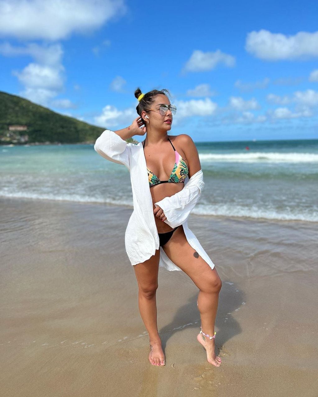 Larissa Riquelme luciendo una bikini combinada.