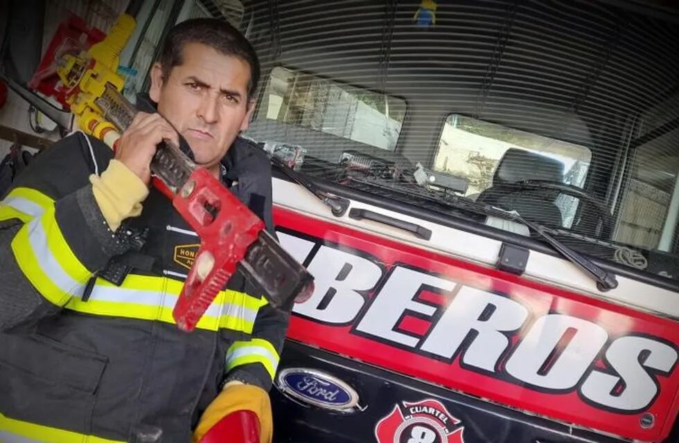 Alexis Javier Juárez es el bombero voluntario que cayó de una camioneta y sufrió graves heridas en su cabeza.