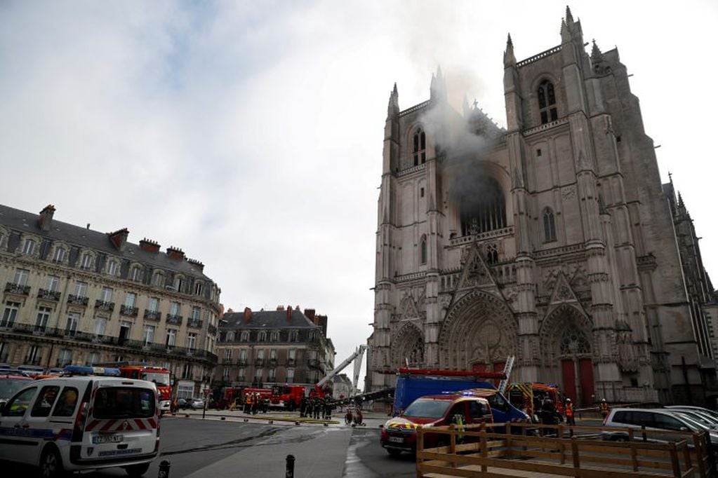 "En este momento hay una investigación abierta por incendio premeditado", dijeron las autoridades (Foto: REUTERS/Stephane Mahe)