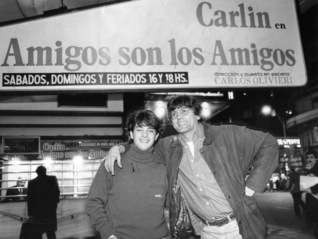 Carlos Calvo y Pablo Rago, frente a un cartel del éxito televisivo.