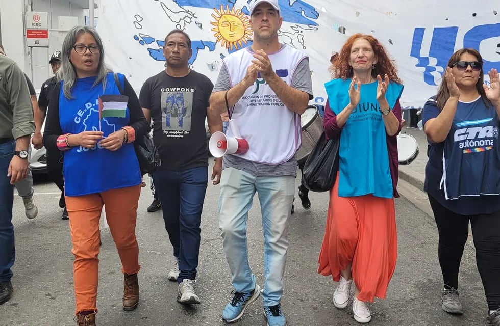 Los principales dirigentes que encabezan el espacio sindical denominado Intergremial, en la marcha de este jueves en Jujuy.
