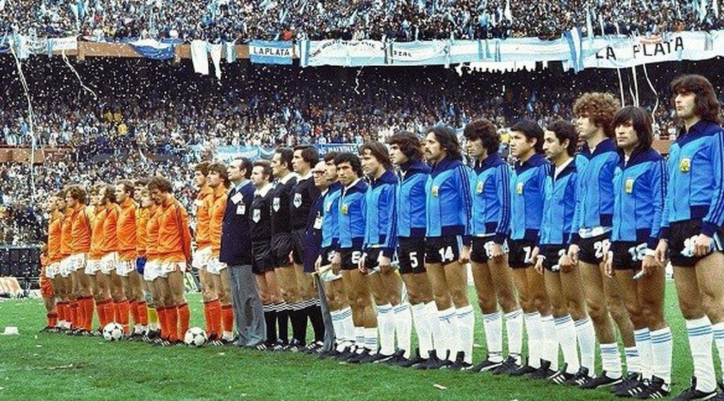 Previo a la final del Mundial '78, la formación de Argentina y Holanda.