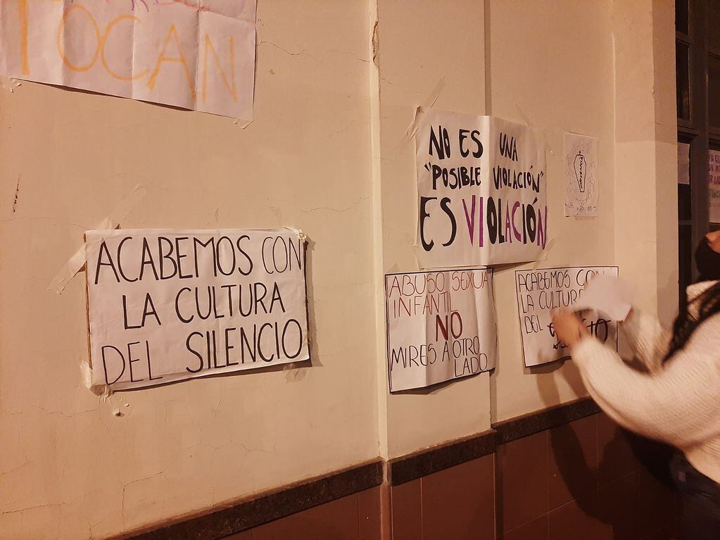 Los carteles reclamando Justicia en el caso del presunto abuso sexual a una niña de 7 años, del segundo grado del Colegio San José de Rafaela