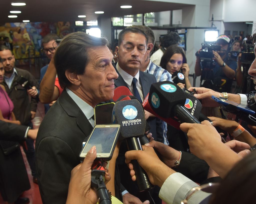 En diálogo con los periodistas al término de su mensaje, el gobernador Sadir dijo que en las próximas dos semanas enviará a la Legislatura los proyectos de ley que necesita para afrontar con mayor respaldo en Jujuy la crisis que afecta a todo el país.