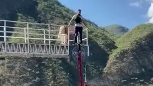 Hacía bungee jumping, se rompió su cuerda y terminó internado