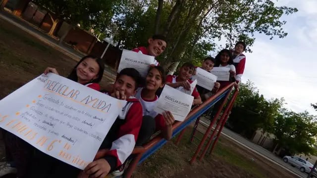 Alumnos de la escuela Cecilio Ávila juntan cartones para pagar su fiesta de egresados.