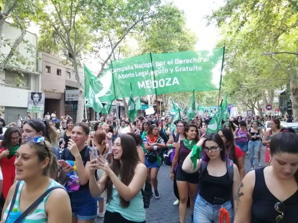 La marcha fue por las calles céntricas. Fotos: MendozaPost.