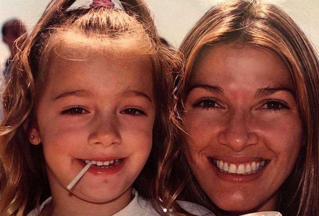 Oriana Sabatini de niña, junto a su mamá. (Instagram)
