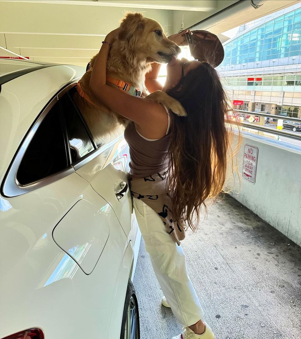 Loly, enamorada de su perro en Miami.