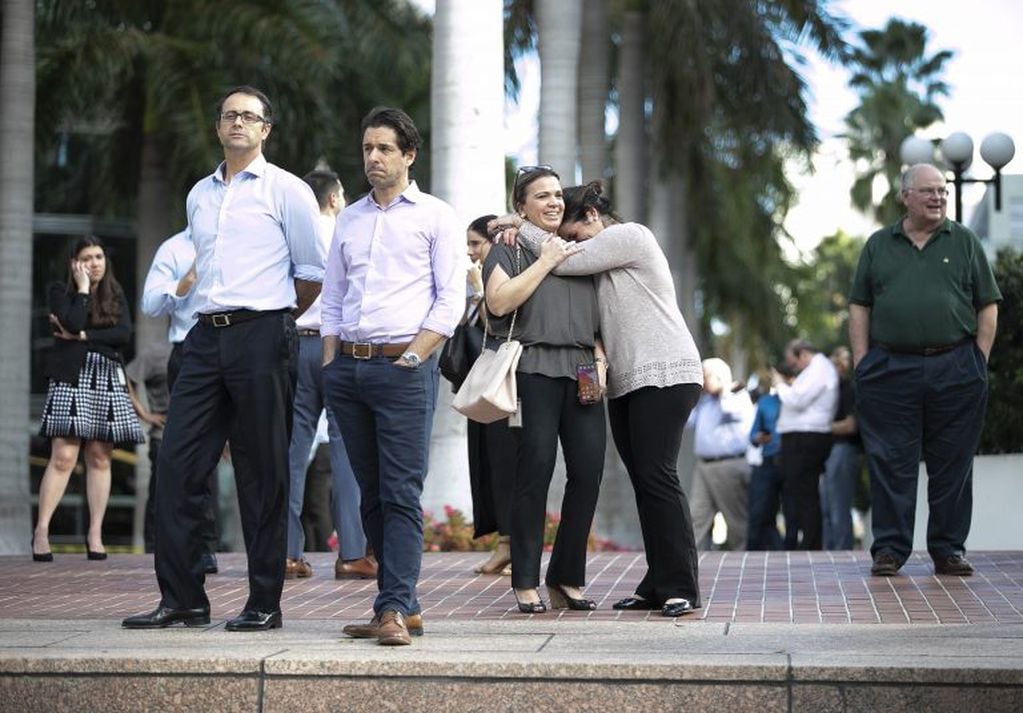 La gente evacuada en Miami, mientras esperaba novedades. (Foto:Joe Raedle/Getty Images/AFP)